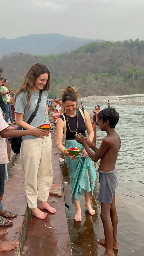 Ofrendas de flores a orillas del Ganges, en Rishikesh